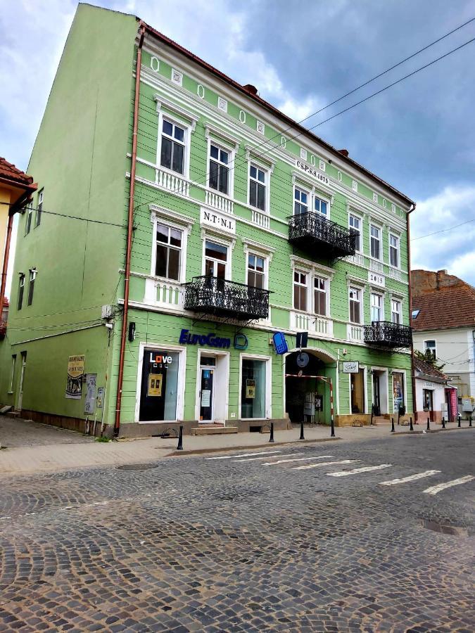 Hotel Sissy Vendeghaz Tîrgu Secuiesc Zewnętrze zdjęcie
