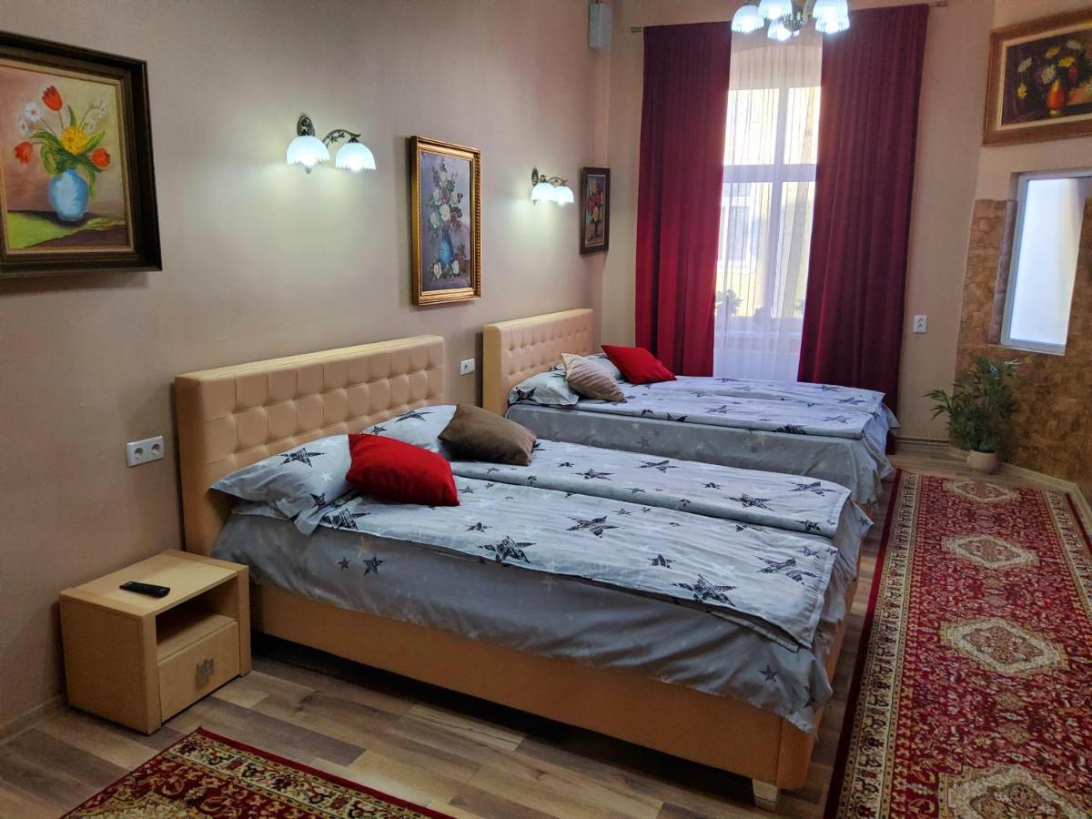 Hotel Sissy Vendeghaz Tîrgu Secuiesc Zewnętrze zdjęcie