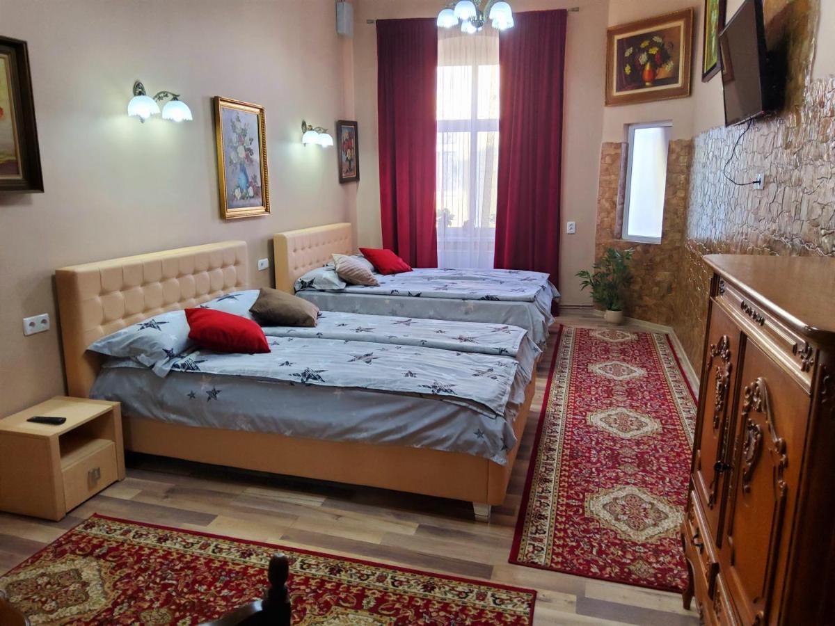 Hotel Sissy Vendeghaz Tîrgu Secuiesc Zewnętrze zdjęcie
