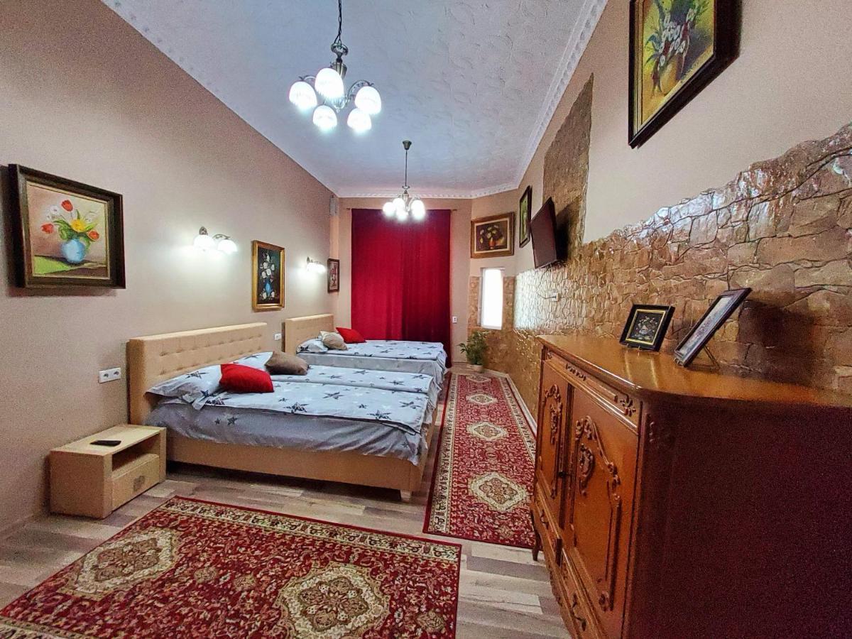 Hotel Sissy Vendeghaz Tîrgu Secuiesc Zewnętrze zdjęcie